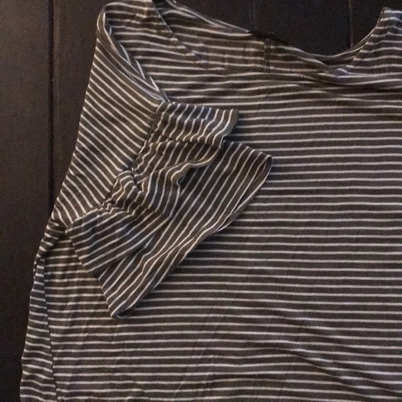 Cute Ruffle sleeve top. - Picture 2 of 4